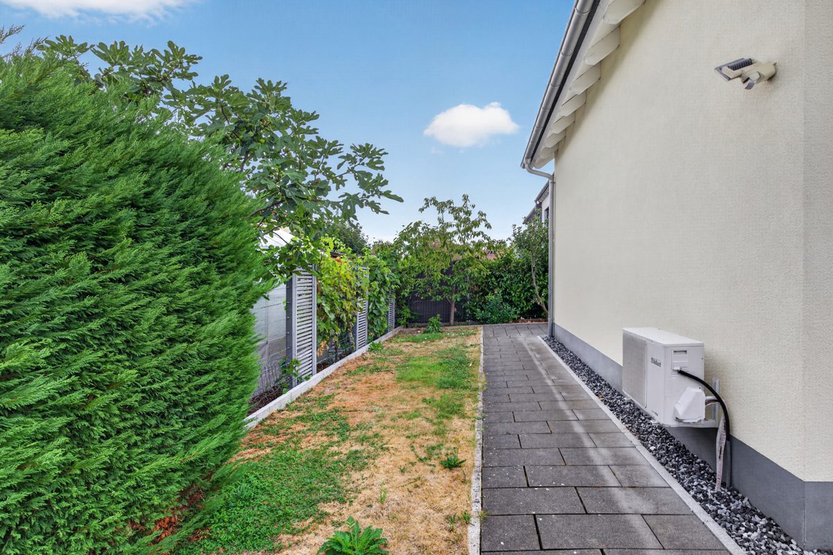 Immobilienangebot - Bruchsal / Büchenau - Wohnen & Anlage - Modernes Wohnjuwel in ruhiger Lage - großzügiges freistehendes Einfamilienhaus!