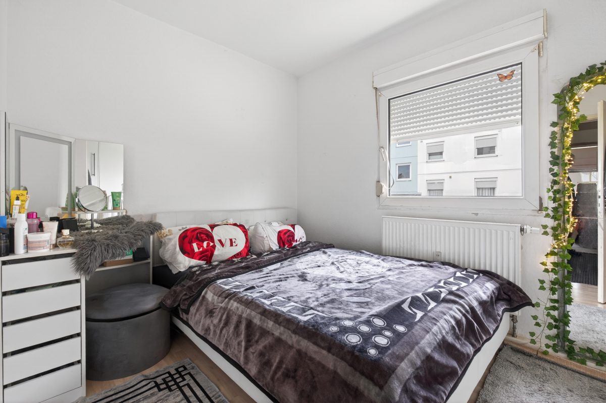 Schlafzimmer Immobilienangebot - Linkenheim-Hochstetten / Linkenheim - Wohnungen - Kapitalanlage mit Potenzial: Vermietete Hochparterrewohnung und Balkon