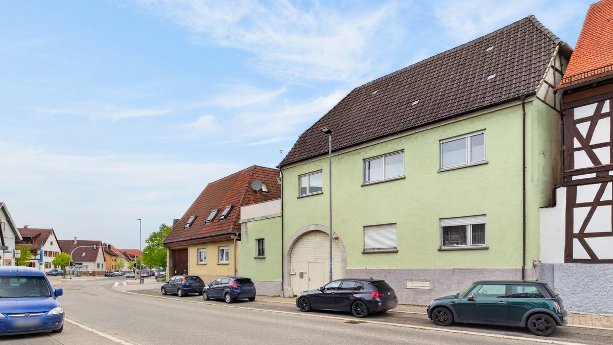 Immobilienangebot - Dettenheim / Liedolsheim - Wohnen & Anlage - Wohnen, Vermieten, Weiterentwickeln - Zweifamilienhaus mit geschütztem Innenhof und Nebengebäuden