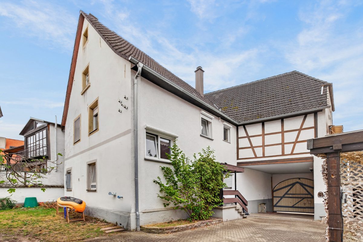 Immobilienangebot - Dettenheim / Liedolsheim - Wohnen & Anlage - Wohnen, Vermieten, Weiterentwickeln - Zweifamilienhaus mit geschütztem Innenhof und Nebengebäuden