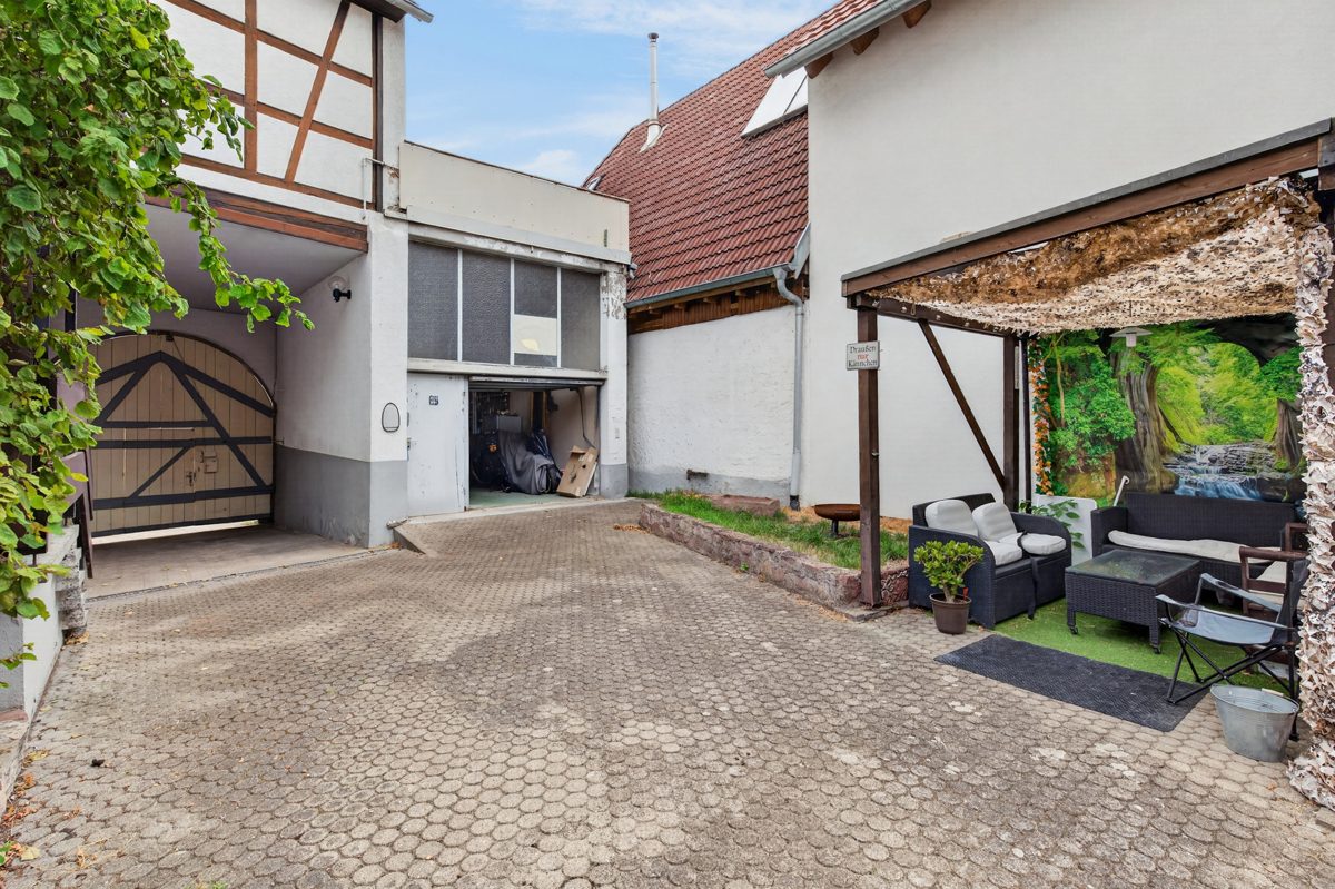 Immobilienangebot - Dettenheim / Liedolsheim - Wohnen & Anlage - Wohnen, Vermieten, Weiterentwickeln - Zweifamilienhaus mit geschütztem Innenhof und Nebengebäuden