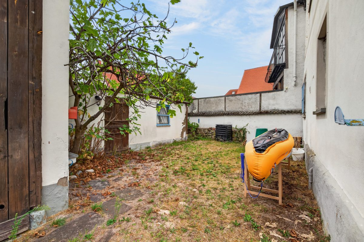 Immobilienangebot - Dettenheim / Liedolsheim - Wohnen & Anlage - Wohnen, Vermieten, Weiterentwickeln - Zweifamilienhaus mit geschütztem Innenhof und Nebengebäuden