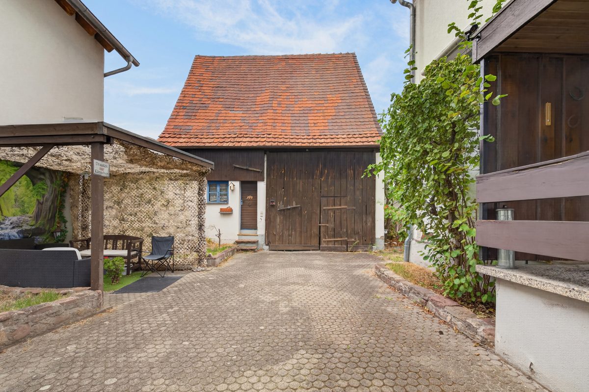Immobilienangebot - Dettenheim / Liedolsheim - Wohnen & Anlage - Wohnen, Vermieten, Weiterentwickeln - Zweifamilienhaus mit geschütztem Innenhof und Nebengebäuden