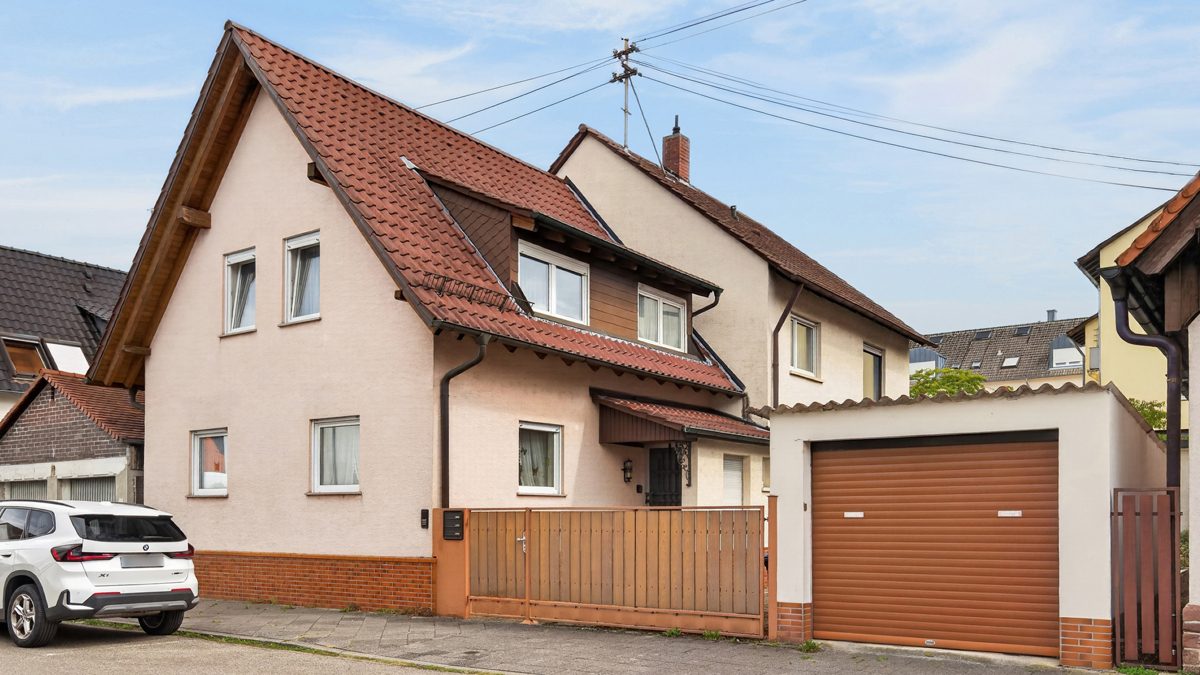 Immobilienangebot - Karlsruhe / Daxlanden - Wohnen & Anlage - Familienhaus mit geschütztem Hof und viel Entwicklungspotenzial