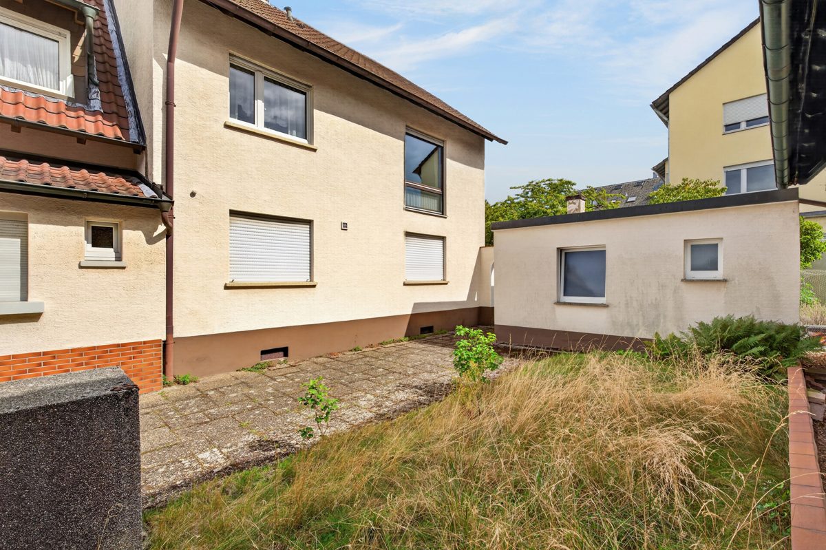 Hofansicht Immobilienangebot - Karlsruhe / Daxlanden - Wohnen & Anlage - Familienhaus mit geschütztem Hof und viel Entwicklungspotenzial