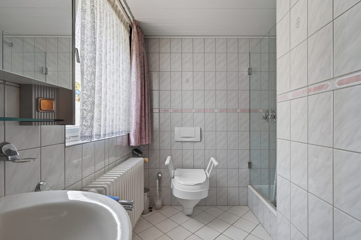 EG Badezimmer Immobilienangebot - Karlsruhe / Daxlanden - Wohnen & Anlage - Familienhaus mit geschütztem Hof und viel Entwicklungspotenzial
