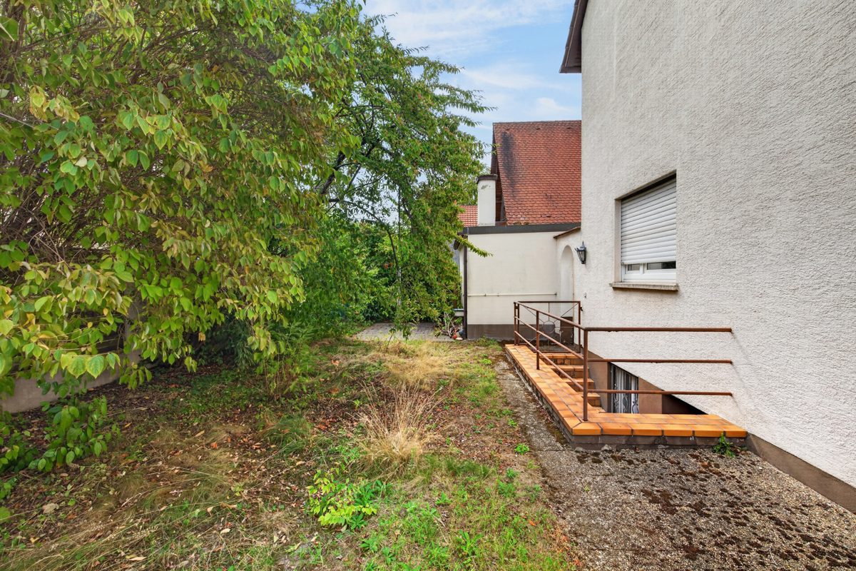 hinterer Gartenbereich Immobilienangebot - Karlsruhe / Daxlanden - Wohnen & Anlage - Familienhaus mit geschütztem Hof und viel Entwicklungspotenzial