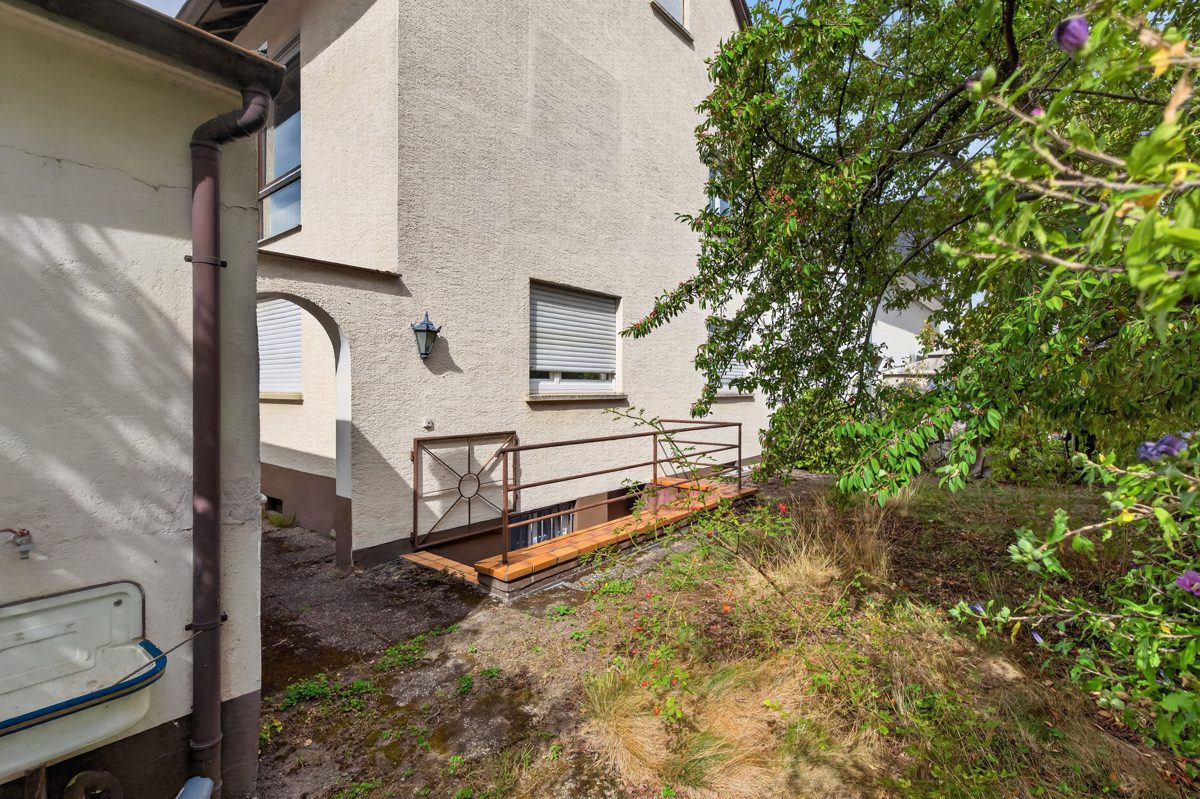 hinterer Gartenbereich Immobilienangebot - Karlsruhe / Daxlanden - Wohnen & Anlage - Familienhaus mit geschütztem Hof und viel Entwicklungspotenzial