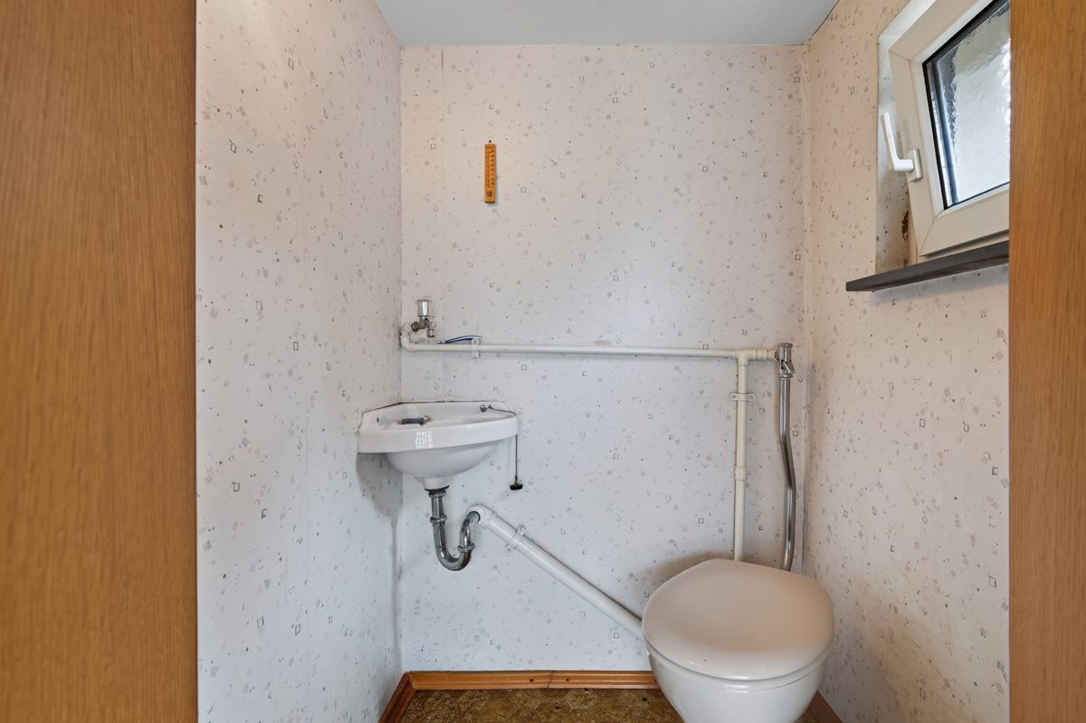 EG Gäste WC Immobilienangebot - Karlsruhe / Daxlanden - Wohnen & Anlage - Familienhaus mit geschütztem Hof und viel Entwicklungspotenzial