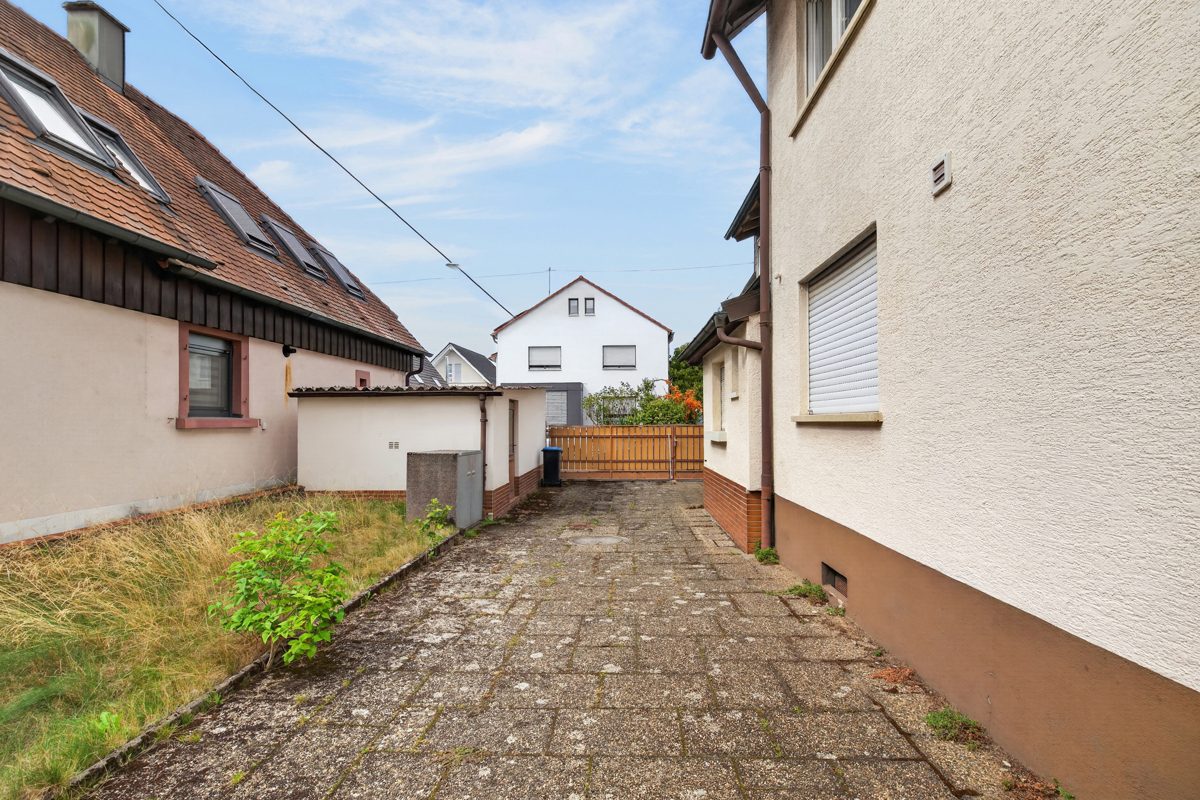 Hofeinfahrt Immobilienangebot - Karlsruhe / Daxlanden - Wohnen & Anlage - Familienhaus mit geschütztem Hof und viel Entwicklungspotenzial