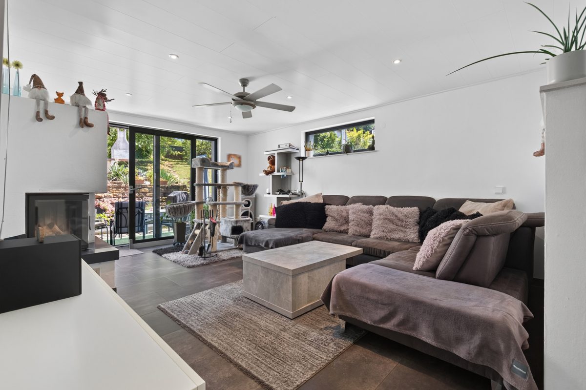 Wohnzimmer 1. OG Immobilienangebot - Pfinztal / Söllingen - Wohnen & Anlage - Modern. Großzügig. Vielseitig. - Attraktives Einfamilienhaus mit großem Garten und Ausbaupotenzial!