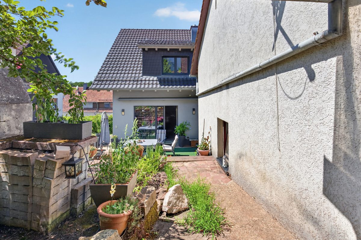 Terrasse Ansicht 2 Immobilienangebot - Pfinztal / Söllingen - Wohnen & Anlage - Modern. Großzügig. Vielseitig. - Attraktives Einfamilienhaus mit großem Garten und Ausbaupotenzial!