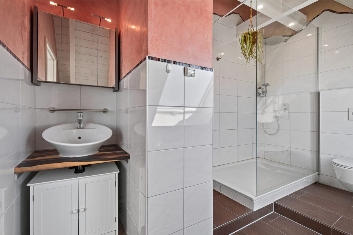 Immobilienangebot - Waghäusel / Wiesental - Wohnen & Anlage - Überraschend großzügig – modernisiertes Anwesen mit ca. 188 m² Wohnfläche, Anbau und Garten