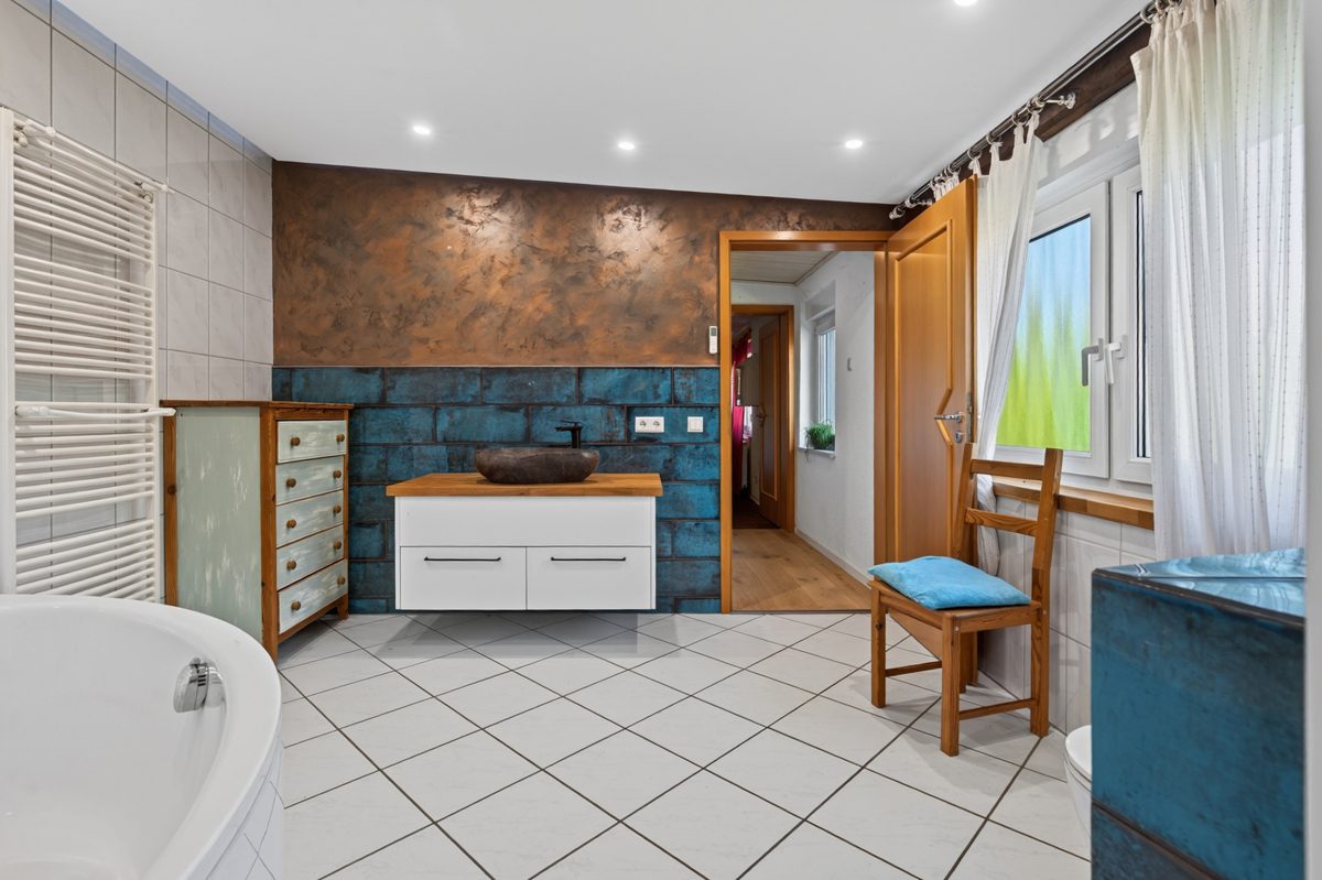 Immobilienangebot - Waghäusel / Wiesental - Wohnen & Anlage - Überraschend großzügig – modernisiertes Anwesen mit ca. 188 m² Wohnfläche, Anbau und Garten