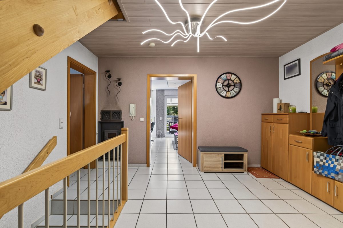 Immobilienangebot - Dettenheim / Rußheim - Wohnen & Anlage - Rückzugsort für die ganze Familie – Einfamilienhaus mit Garten, Kaminofen und flexiblem Nebengebäude