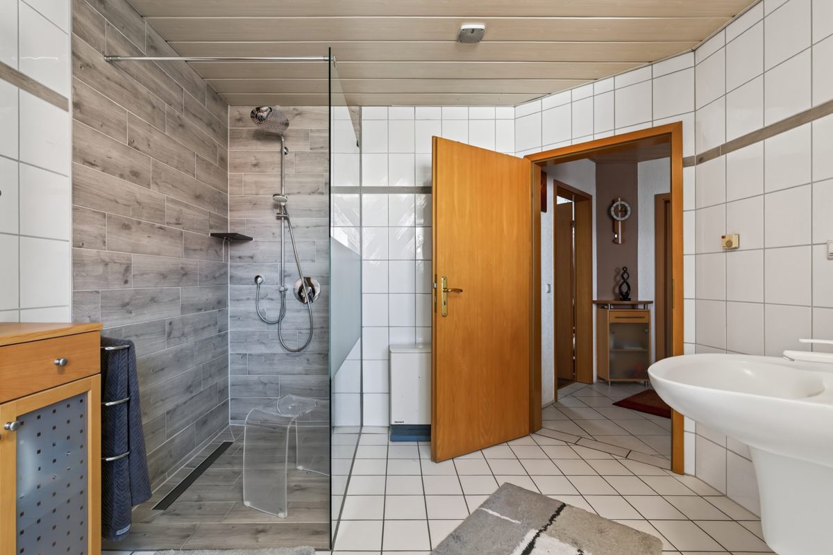 Immobilienangebot - Dettenheim / Rußheim - Wohnen & Anlage - Rückzugsort für die ganze Familie – Einfamilienhaus mit Garten, Kaminofen und flexiblem Nebengebäude