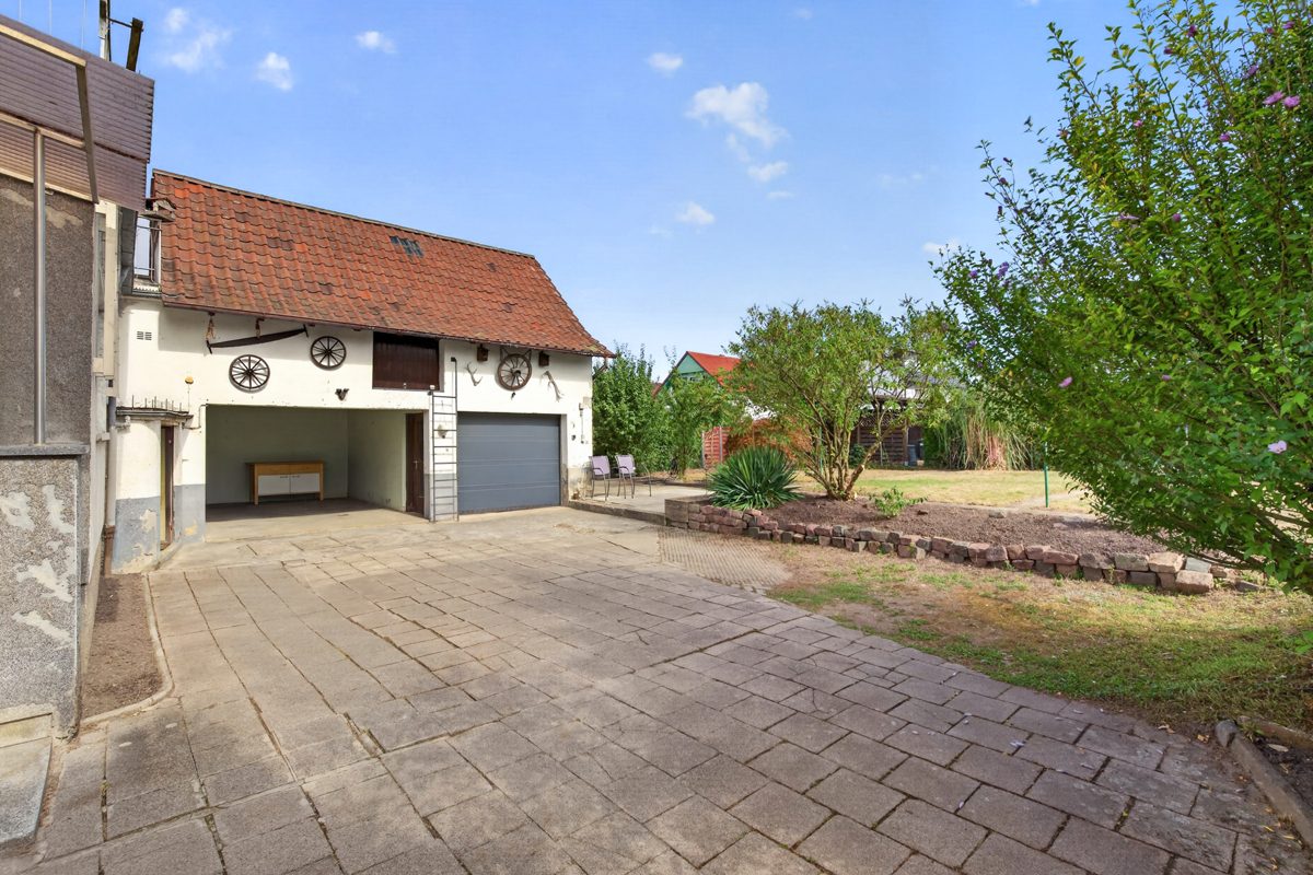 Hof mit 2 Garagen Immobilienangebot - Rheinstetten / Mörsch - Wohnen & Anlage - Kapitalanlage mit Zukunft - Ihr Zweifamilienhaus mit Perspektive