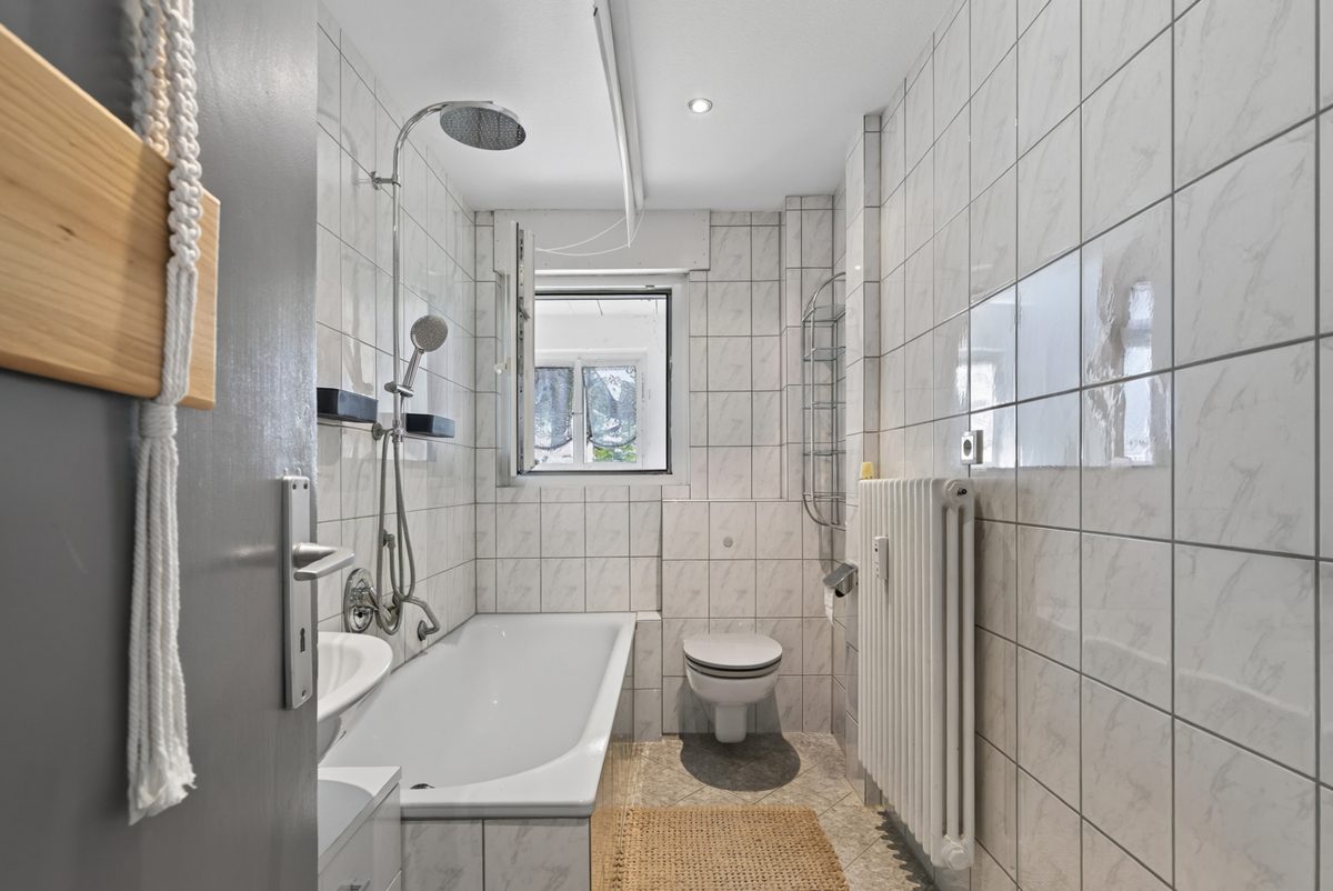 Badezimmer im EG Immobilienangebot - Rheinstetten / Mörsch - Wohnen & Anlage - Kapitalanlage mit Zukunft - Ihr Zweifamilienhaus mit Perspektive