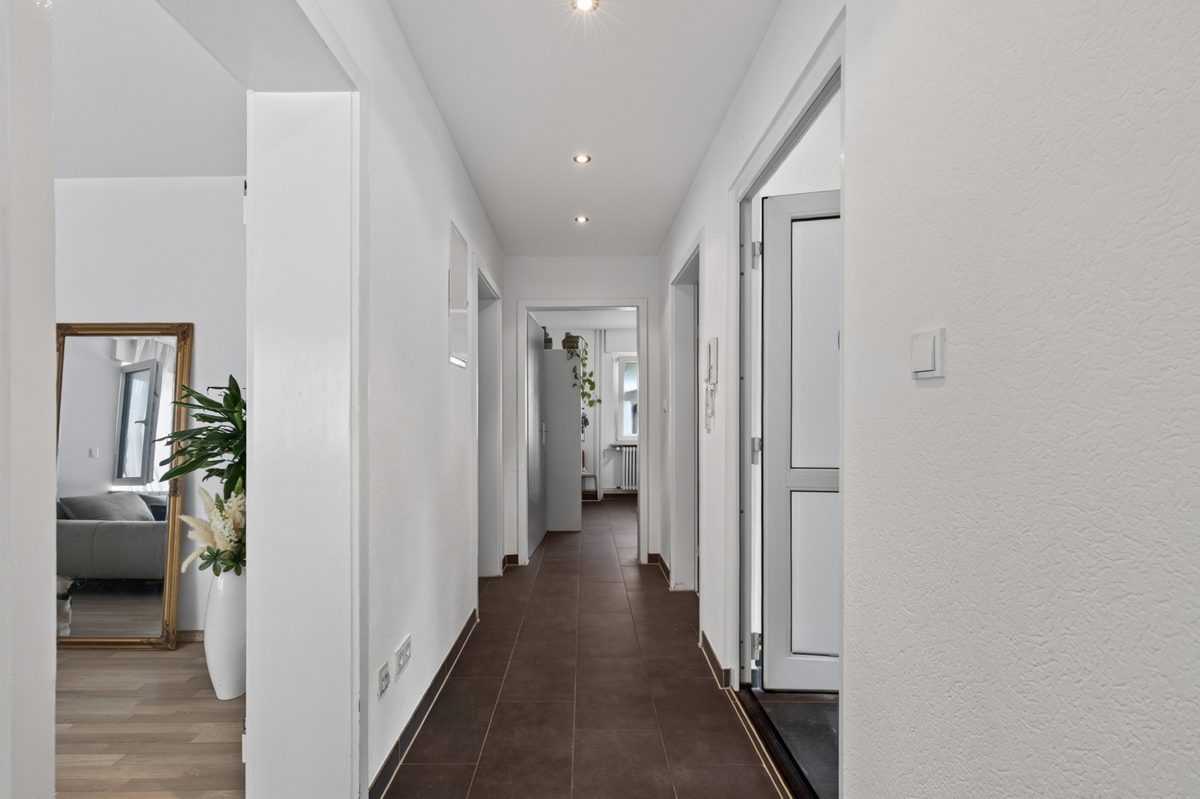 Flur im EG Immobilienangebot - Rheinstetten / Mörsch - Wohnen & Anlage - Kapitalanlage mit Zukunft - Ihr Zweifamilienhaus mit Perspektive