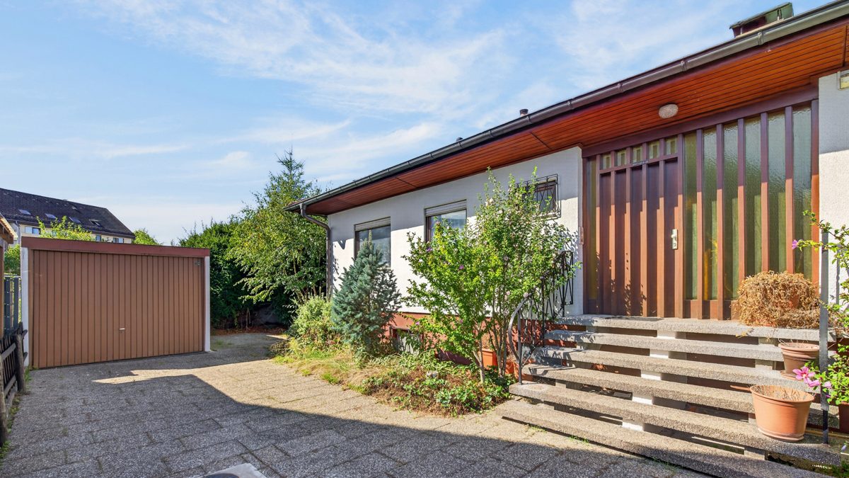 Immobilienangebot - Stutensee / Blankenloch - Wohnen & Anlage - Platz für Ihre Ideen – Einfamilienhaus mit Potenzial in ruhiger Wohngegend
