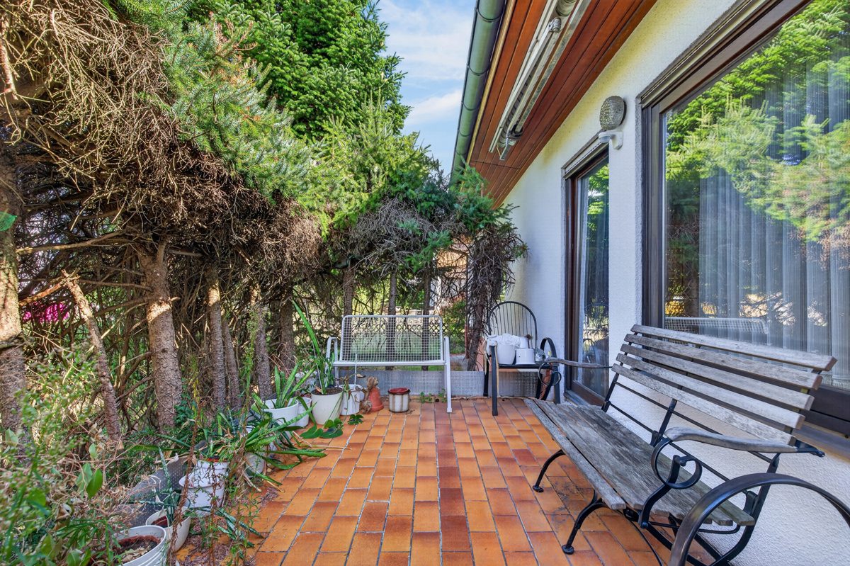 Immobilienangebot - Stutensee / Blankenloch - Wohnen & Anlage - Platz für Ihre Ideen – Einfamilienhaus mit Potenzial in ruhiger Wohngegend
