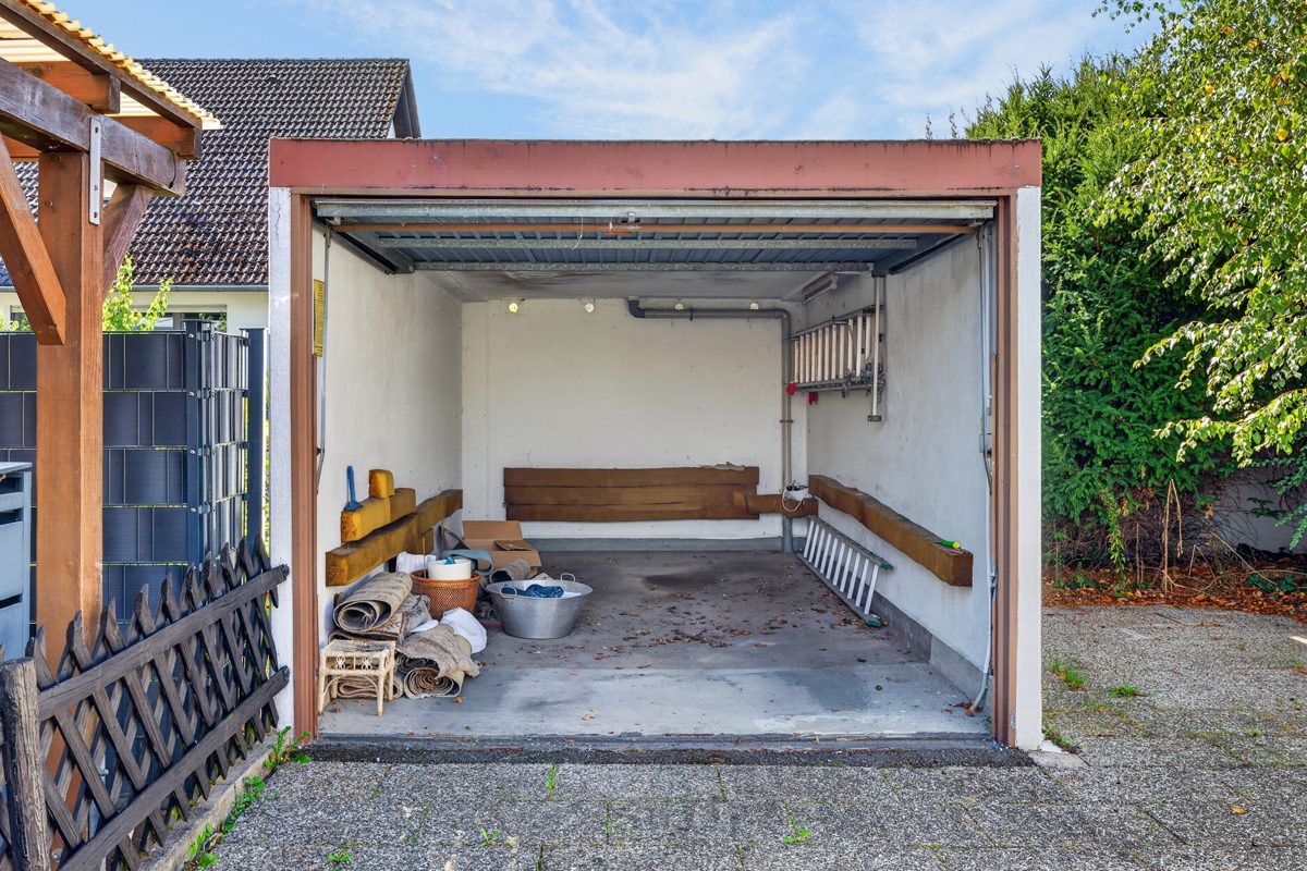 Immobilienangebot - Stutensee / Blankenloch - Wohnen & Anlage - Platz für Ihre Ideen – Einfamilienhaus mit Potenzial in ruhiger Wohngegend