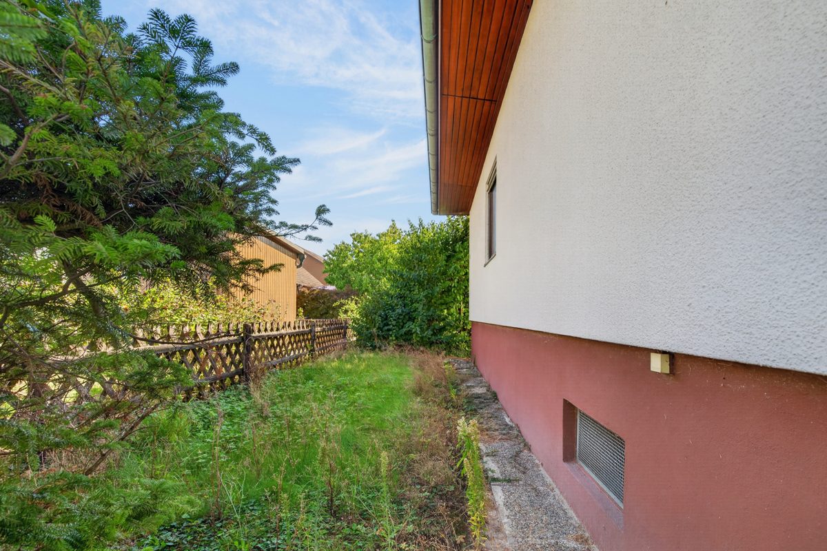Immobilienangebot - Stutensee / Blankenloch - Wohnen & Anlage - Platz für Ihre Ideen – Einfamilienhaus mit Potenzial in ruhiger Wohngegend