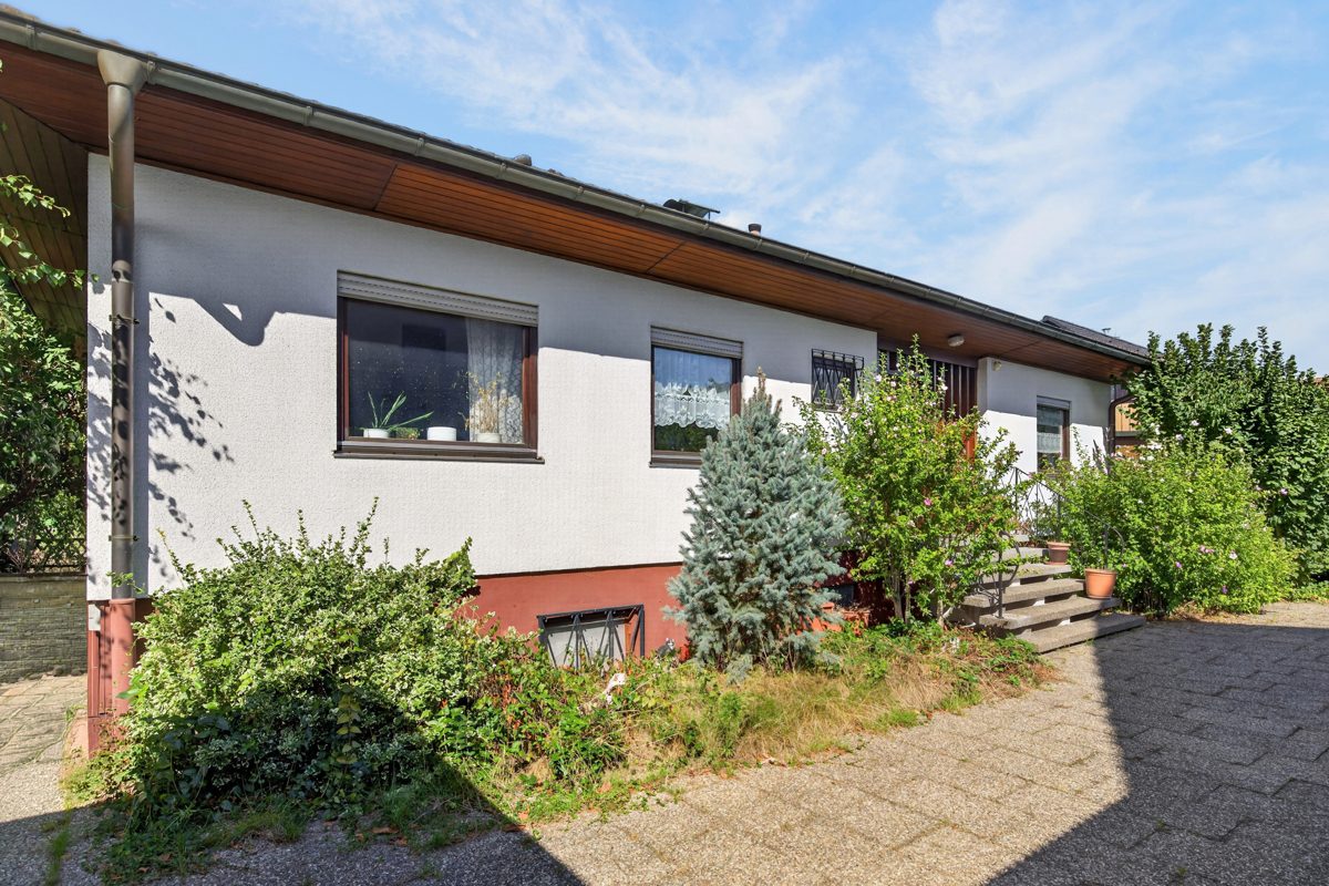Immobilienangebot - Stutensee / Blankenloch - Wohnen & Anlage - Platz für Ihre Ideen – Einfamilienhaus mit Potenzial in ruhiger Wohngegend