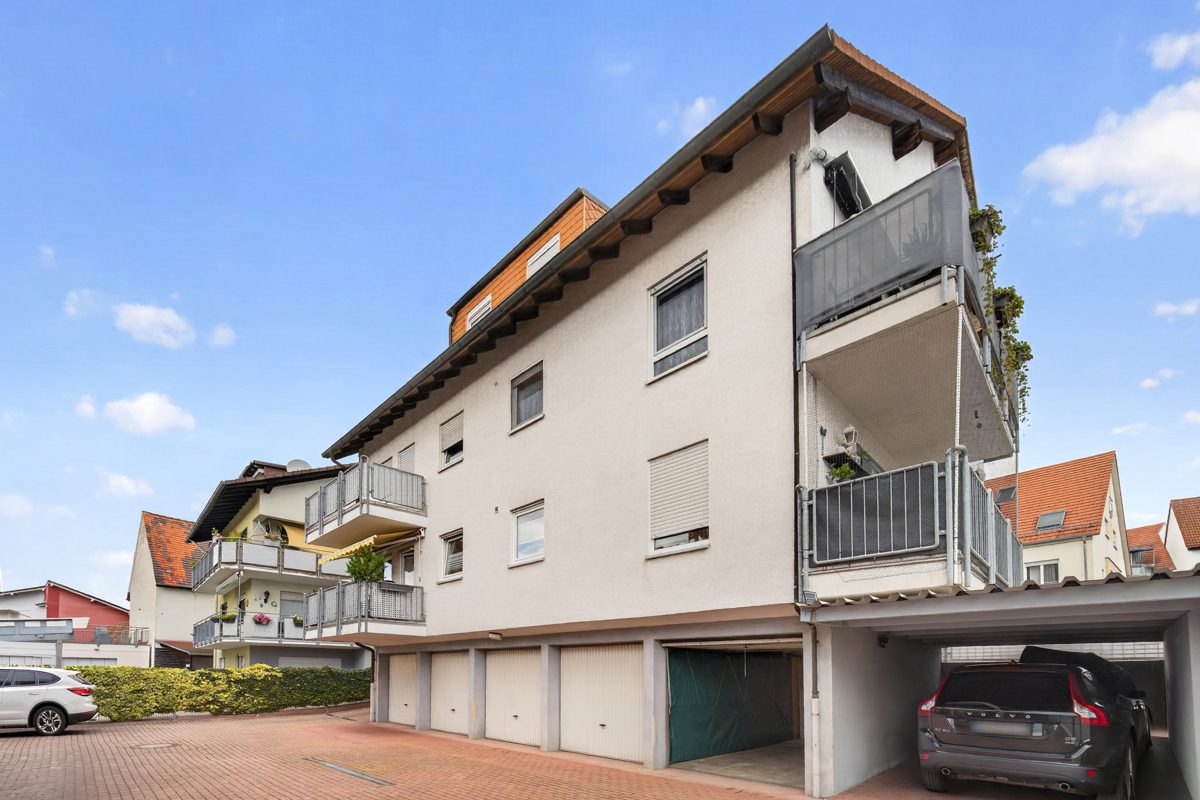 Außenansicht hinten Immobilienangebot - Linkenheim-Hochstetten / Linkenheim - Wohnungen - Modernisiert, gepflegt und bezugsbereit: Attraktive 3,5-Zimmer-Wohnung mit Balkon und Garage!