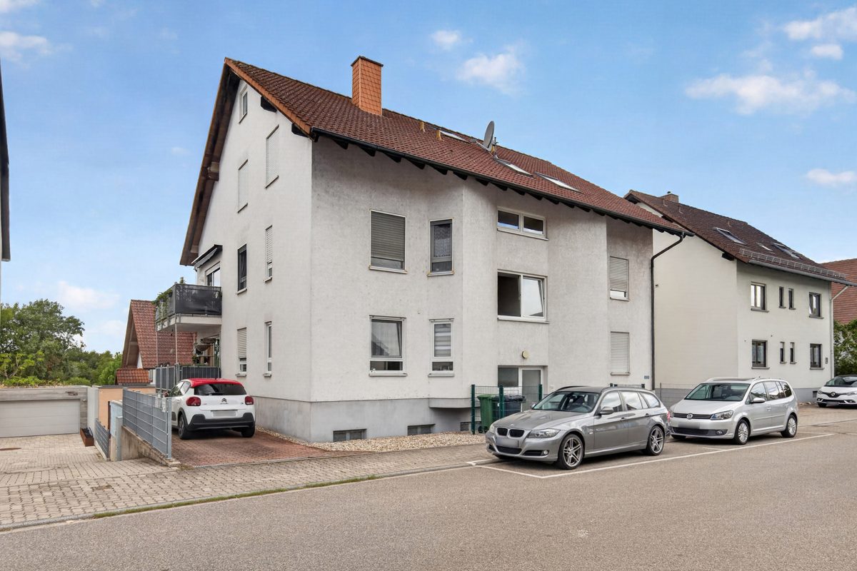Außenansicht Immobilienangebot - Linkenheim-Hochstetten / Linkenheim - Wohnungen - Modernisiert, gepflegt und bezugsbereit: Attraktive 3,5-Zimmer-Wohnung mit Balkon und Garage!