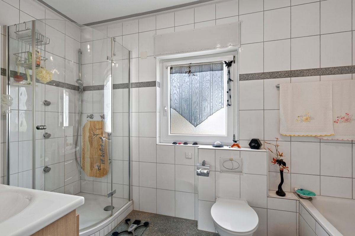 Immobilienangebot - Baden-Baden / Haueneberstein - Wohnen & Anlage - Selbst wohnen, Miete einnehmen – Einfamilienhaus mit vermieteter Bäckerei in Baden-Baden
