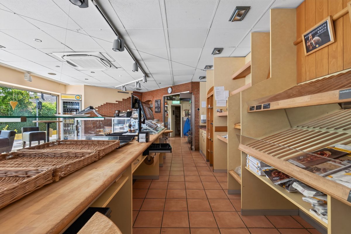Immobilienangebot - Baden-Baden / Haueneberstein - Wohnen & Anlage - Selbst wohnen, Miete einnehmen – Einfamilienhaus mit vermieteter Bäckerei in Baden-Baden