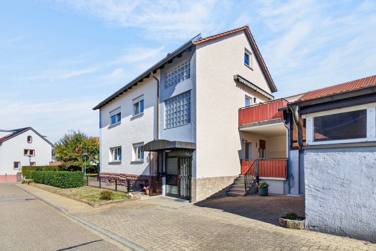 Außenansicht rechts Immobilienangebot - Karlsruhe / Grünwettersbach - Wohnen & Anlage - Zweifamilienhaus mit Garten, Scheune und Erweiterungsmöglichkeiten – Platz für Ihre Wohnideen