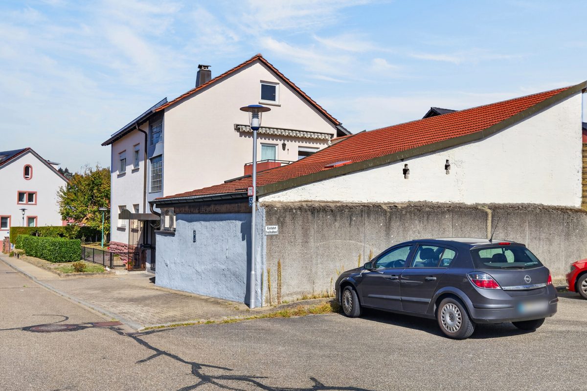 Aussenansicht mit Scheune Immobilienangebot - Karlsruhe / Grünwettersbach - Wohnen & Anlage - Zweifamilienhaus mit Garten, Scheune und Erweiterungsmöglichkeiten – Platz für Ihre Wohnideen