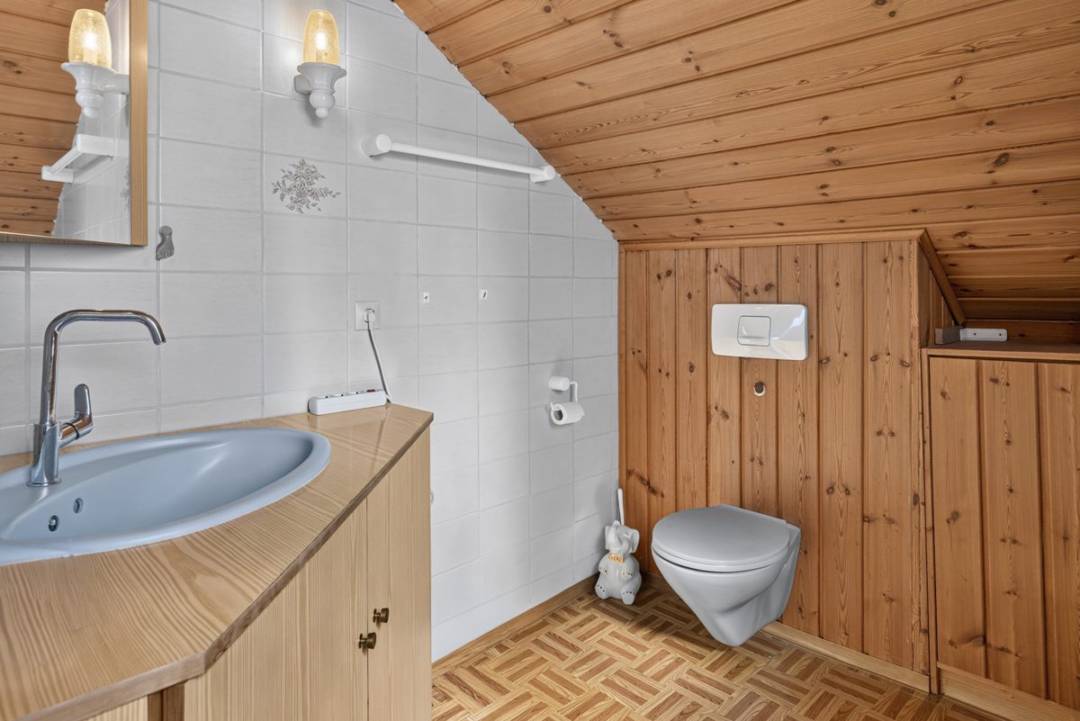 DG WC Immobilienangebot - Karlsruhe / Grünwettersbach - Wohnen & Anlage - Zweifamilienhaus mit Garten, Scheune und Erweiterungsmöglichkeiten – Platz für Ihre Wohnideen