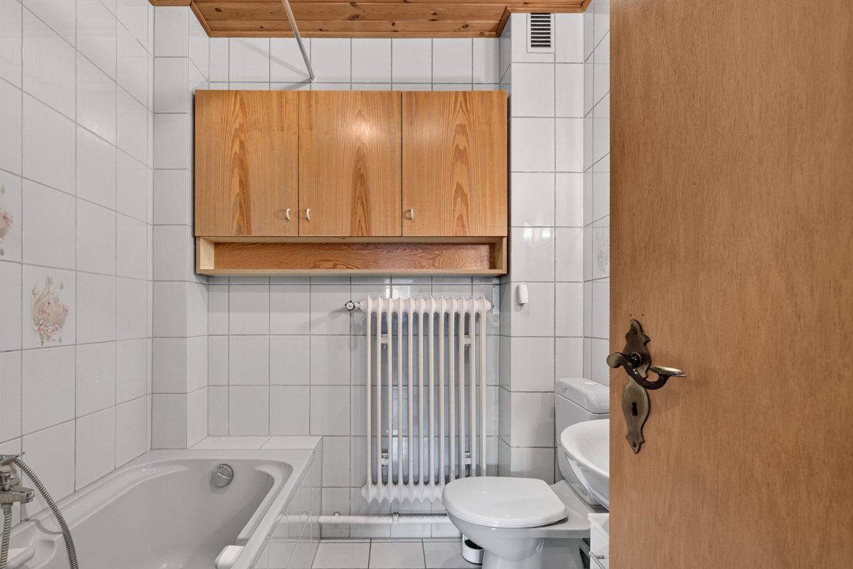 EG Bad Immobilienangebot - Karlsruhe / Grünwettersbach - Wohnen & Anlage - Zweifamilienhaus mit Garten, Scheune und Erweiterungsmöglichkeiten – Platz für Ihre Wohnideen