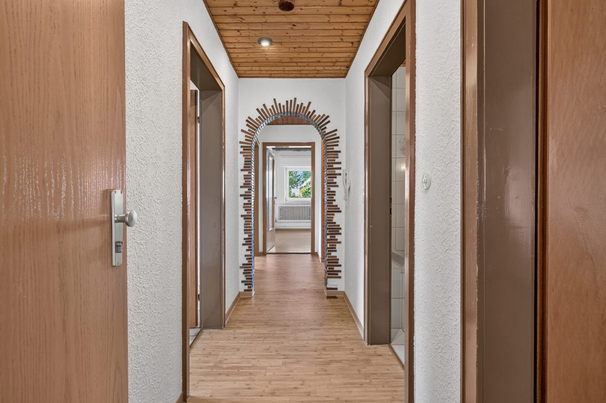 EG Flur Immobilienangebot - Karlsruhe / Grünwettersbach - Wohnen & Anlage - Zweifamilienhaus mit Garten, Scheune und Erweiterungsmöglichkeiten – Platz für Ihre Wohnideen