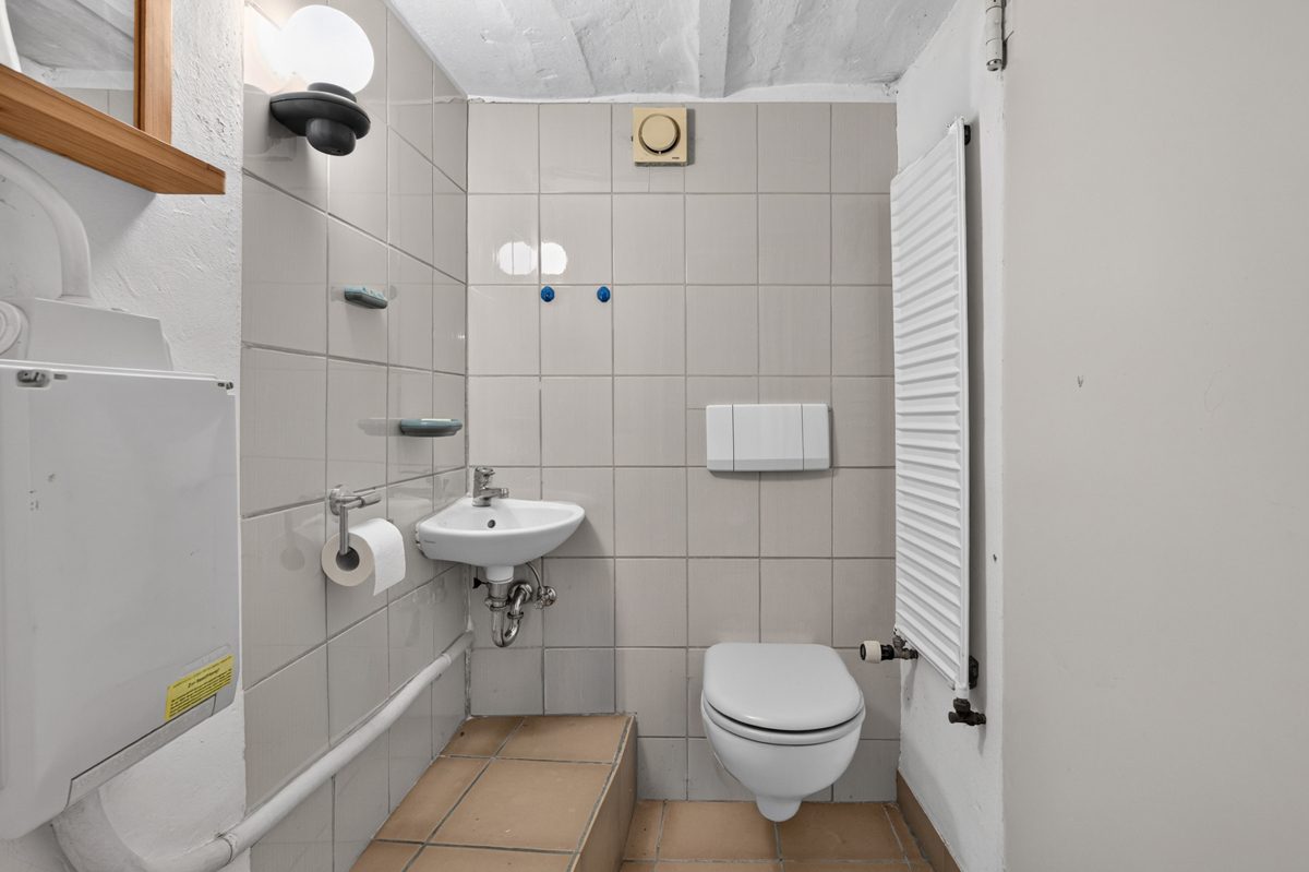 Keller WC Immobilienangebot - Karlsruhe / Grünwettersbach - Wohnen & Anlage - Zweifamilienhaus mit Garten, Scheune und Erweiterungsmöglichkeiten – Platz für Ihre Wohnideen