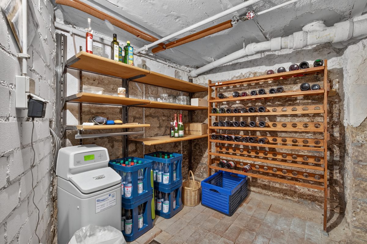 Weinkeller Immobilienangebot - Karlsruhe / Grünwettersbach - Wohnen & Anlage - Zweifamilienhaus mit Garten, Scheune und Erweiterungsmöglichkeiten – Platz für Ihre Wohnideen