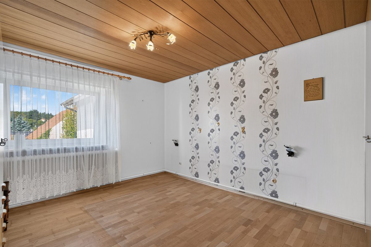 OG Schlafzimmer Immobilienangebot - Karlsruhe / Grünwettersbach - Wohnen & Anlage - Zweifamilienhaus mit Garten, Scheune und Erweiterungsmöglichkeiten – Platz für Ihre Wohnideen