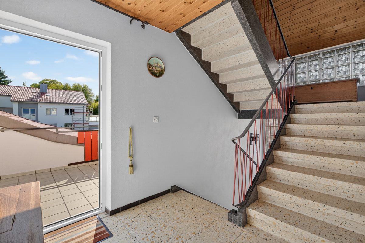 OG Treppenhaus Immobilienangebot - Karlsruhe / Grünwettersbach - Wohnen & Anlage - Zweifamilienhaus mit Garten, Scheune und Erweiterungsmöglichkeiten – Platz für Ihre Wohnideen