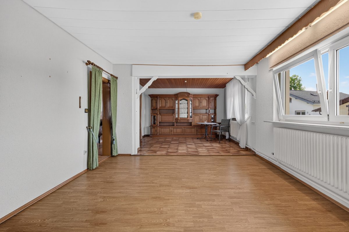 OG Wohnzimmer Immobilienangebot - Karlsruhe / Grünwettersbach - Wohnen & Anlage - Zweifamilienhaus mit Garten, Scheune und Erweiterungsmöglichkeiten – Platz für Ihre Wohnideen