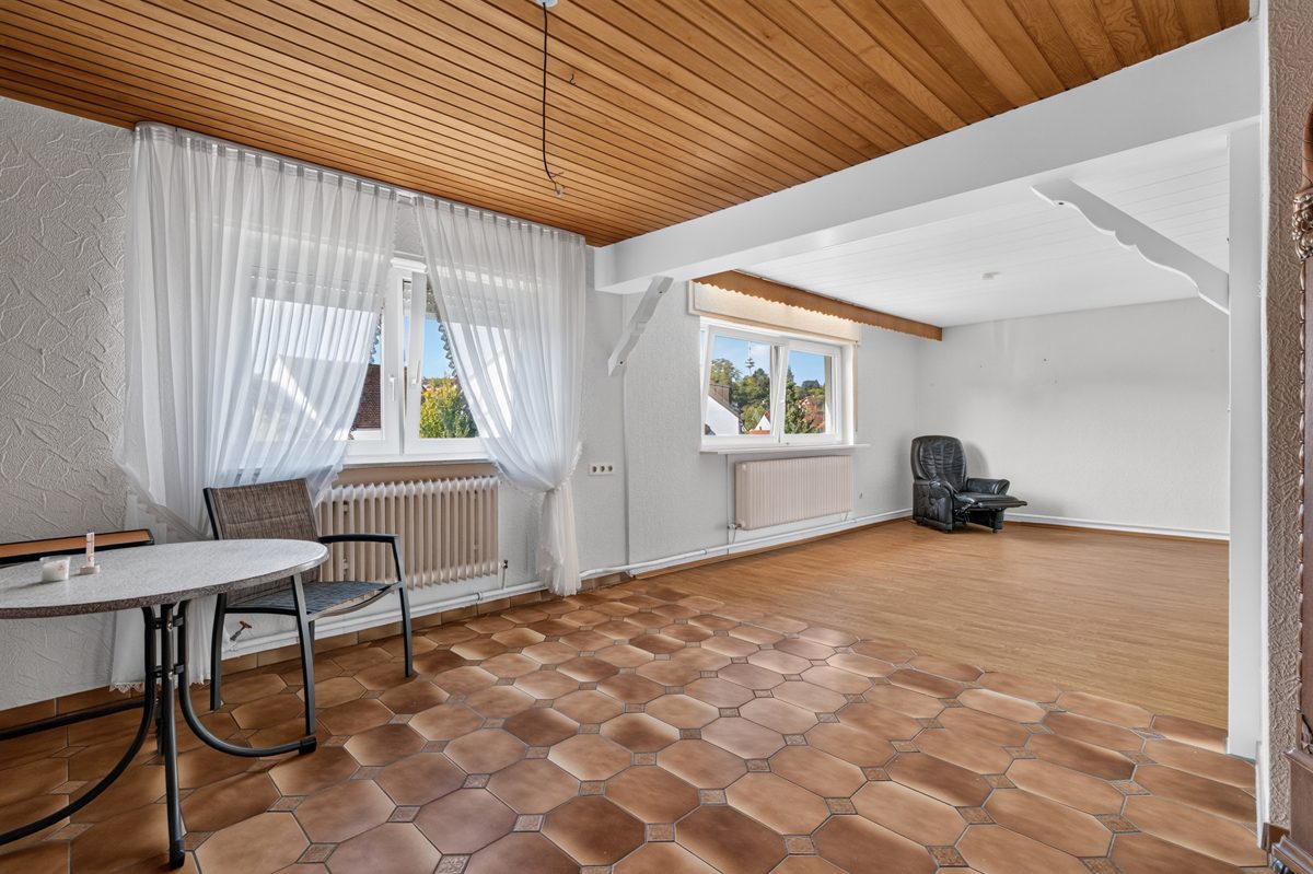 OG Wohnzimmer Immobilienangebot - Karlsruhe / Grünwettersbach - Wohnen & Anlage - Zweifamilienhaus mit Garten, Scheune und Erweiterungsmöglichkeiten – Platz für Ihre Wohnideen
