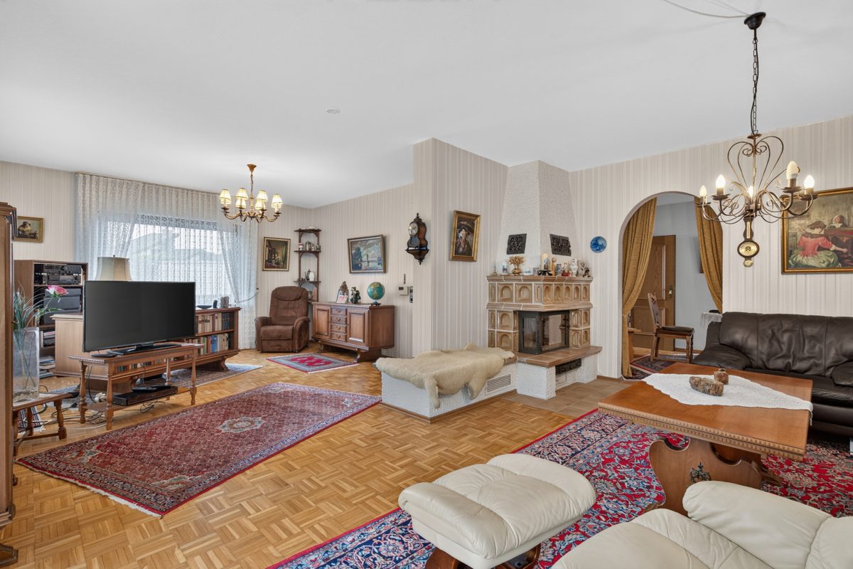 Wohnzimmer mit Kamin Immobilienangebot - Karlsruhe / Grünwettersbach - Wohnen & Anlage - Viel Platz zum Leben. Viel Raum für Ideen. Ihr Familiendomizil in Grünwettersbach