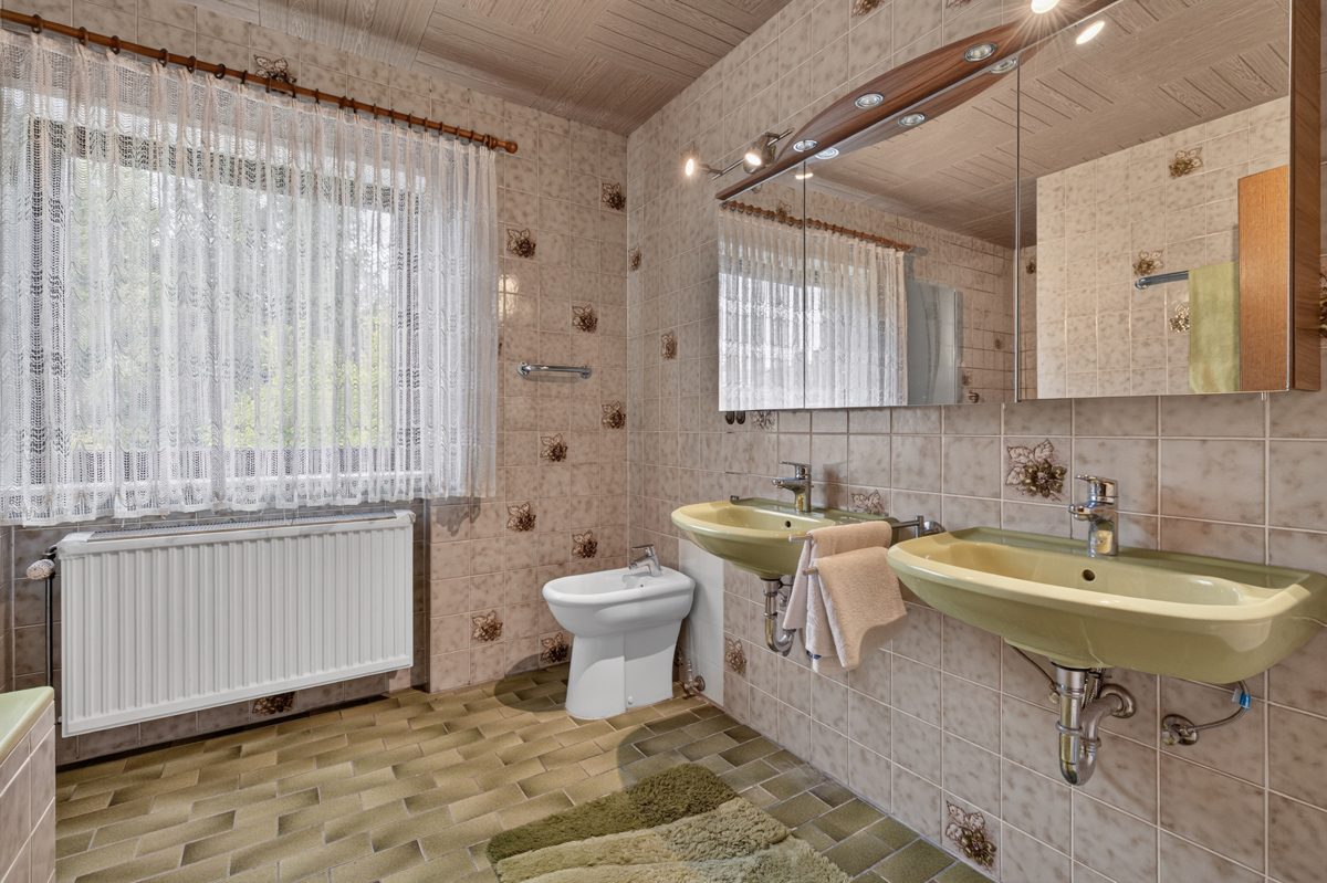 Tageslichtbadezimmer im OG Immobilienangebot - Karlsruhe / Grünwettersbach - Wohnen & Anlage - Viel Platz zum Leben. Viel Raum für Ideen. Ihr Familiendomizil in Grünwettersbach