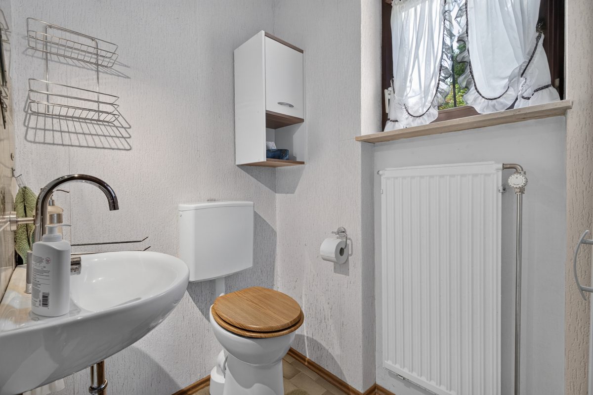 Gäste WC im EG Immobilienangebot - Karlsruhe / Grünwettersbach - Wohnen & Anlage - Viel Platz zum Leben. Viel Raum für Ideen. Ihr Familiendomizil in Grünwettersbach