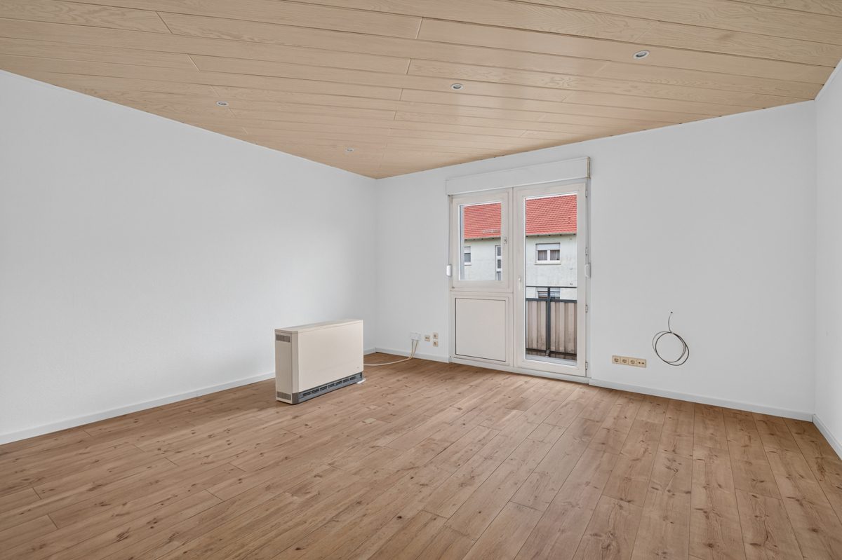 Wohnzimmer Immobilienangebot - Gernsbach - Wohnungen - Ankommen und wohlfühlen – provisionsfreie 3-Zimmer-Wohnung mit Balkon in Gernsbach