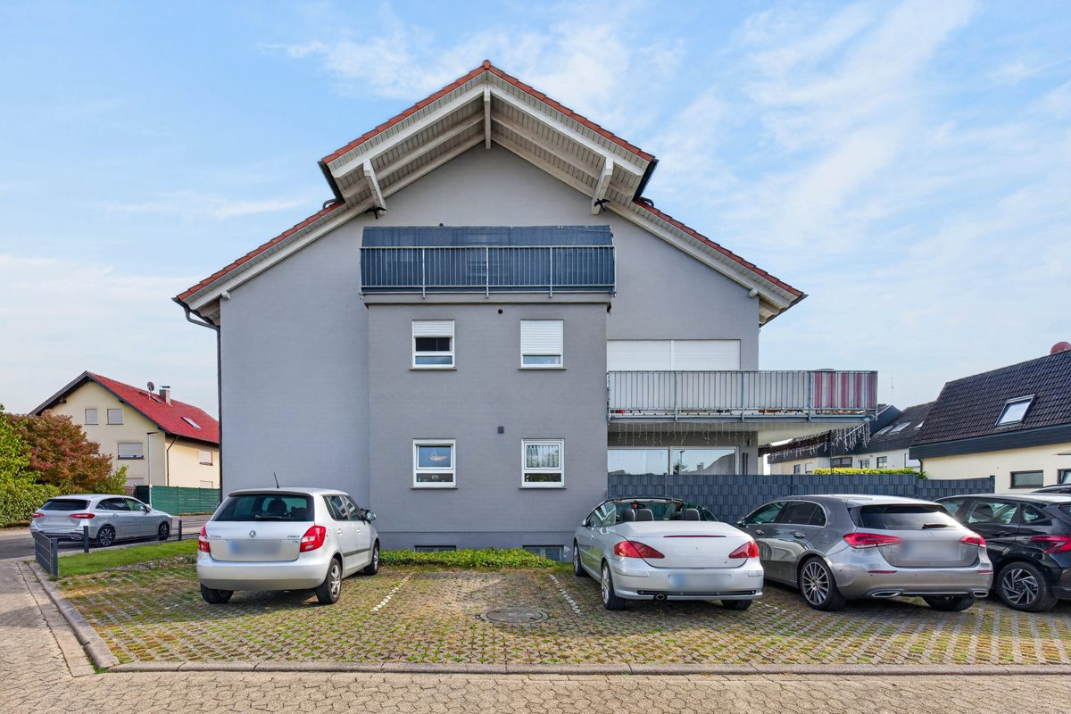 Außen Stellplätze Immobilienangebot - Malsch - Wohnungen - Charmante Erdgeschosswohnung mit großem Eckbalkon und perfekter Infrastruktur