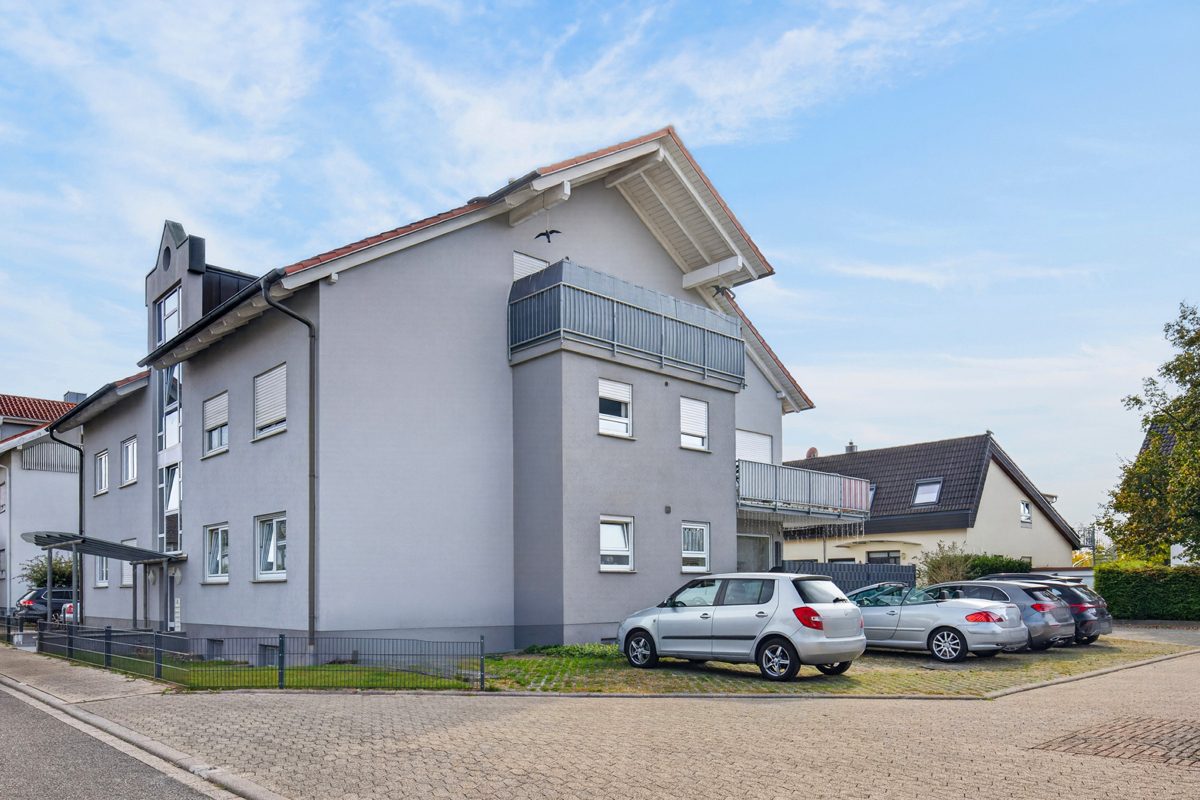 Außen Stellplätze Immobilienangebot - Malsch - Wohnungen - Charmante Erdgeschosswohnung mit großem Eckbalkon und perfekter Infrastruktur