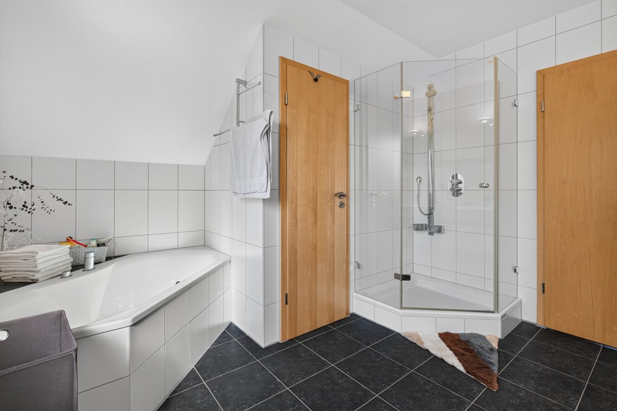 Immobilienangebot - Pfinztal / Kleinsteinbach - Wohnen & Anlage - Viel Platz für Ihre Wohnträume – Einfamilienhaus mit Einliegerwohnung und Weitblick